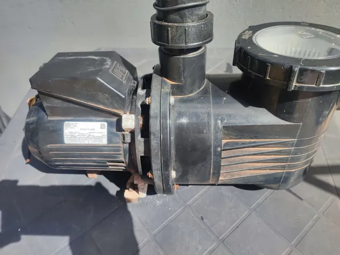 Motor de piscina 1/2 CV de potência usado