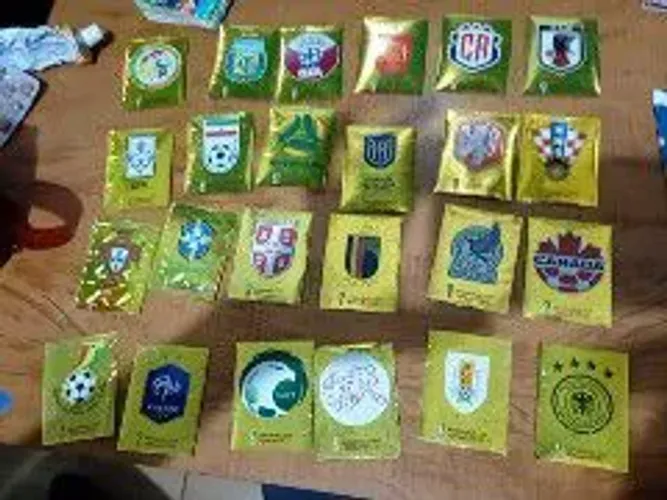 Figurinhas brilhantes retiradas do álbum, Copa do Mundo 2018 e 2022