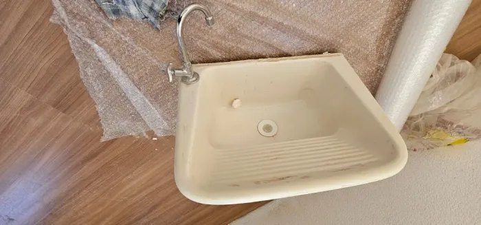 Tanque de lavanderia + Torneira + Válvula | Nunca usados | Retirados de apartamento novo