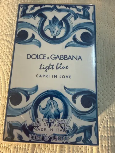 Dolce e gabbana light blue capri in love