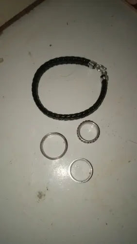 1 pulseira e 3 anéis ( não é de prata )