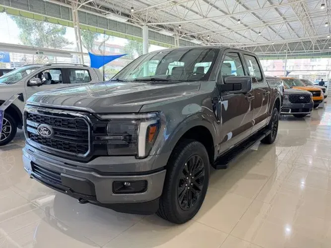 Ford F-150 Lariat Black 4X4 5.0 V8 2025