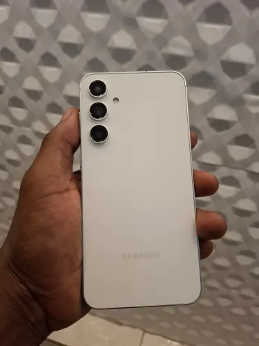 Samsung Galaxy S23 FE com caixa e nota