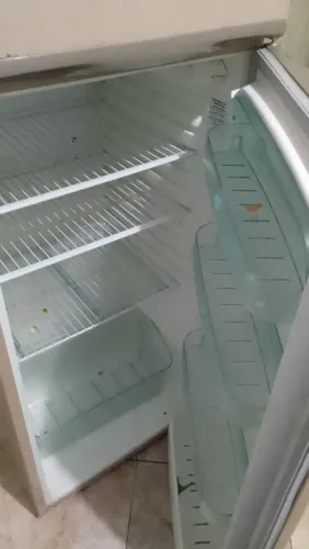 Vendo geladeira por 300 funciona tudo