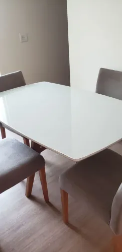 Mesa 4 lugares, tampo de vidro laqueado, pes de madeira maciça.Cadeiras estofadas.