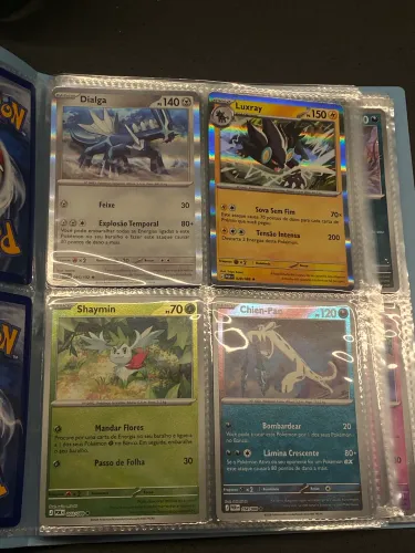Coleção Pokémon TCG: Álbum + 61 Cartas (Ultrarraras, Holos e Treinadores)