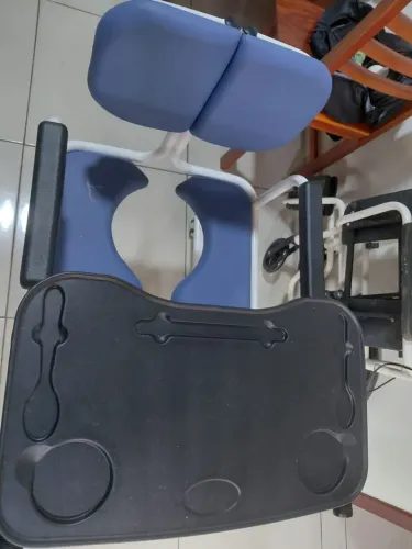 Vendo uma cama leito e uma cadeira multiuso perfeitos pra pessoas com poucas mobilidades