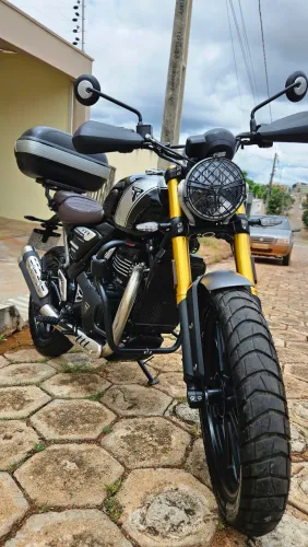 Vendo moto SCRAMBLER 400x Triumph 2024/2025 com IPVA 2026 PAGO