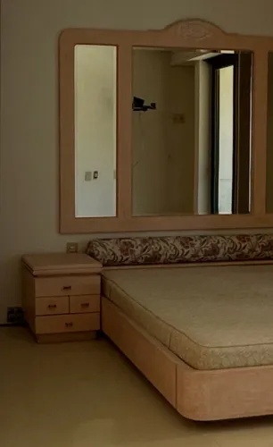 Cama com cabeceira e espelho