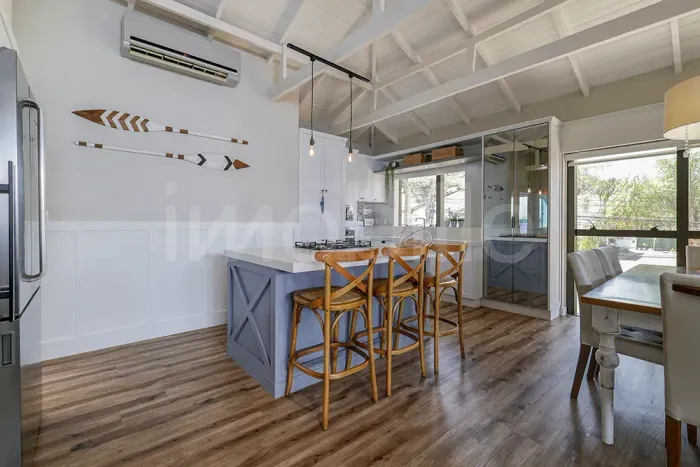 Casa no condomínio Aririba com 280m² privativos em Balneário Camboriú.