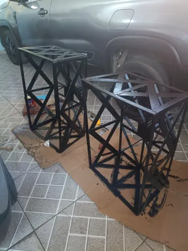 Duas lixeiras para calçada