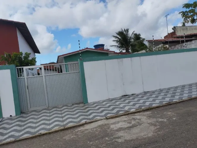 Casa no Pitimbu em excelente localização