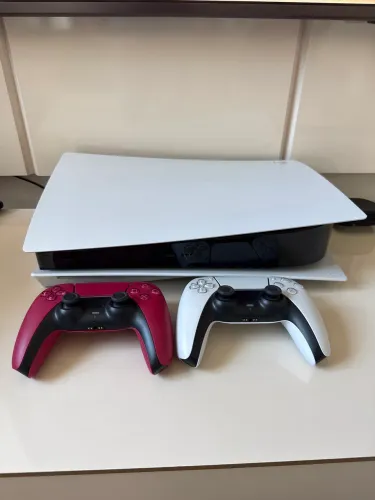 Vendo Ps 5 mais 2 controles semi novo