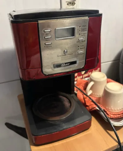 Cafeteira Programável Oster Flavor Preta e vermelha