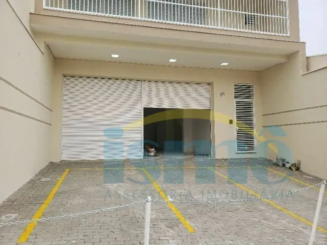 Salão/Galpão no térreo c/ 200m2, piso superior 2 salas c/ 90m2 cada