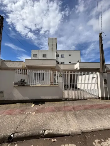 Casa mobiliada disponível para locação com 02 dormitórios, vaga de garagem e área de lavan