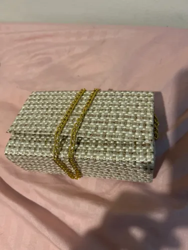 Bolsa Clutch de Palha com Detalhes Dourados e Alça Dourada