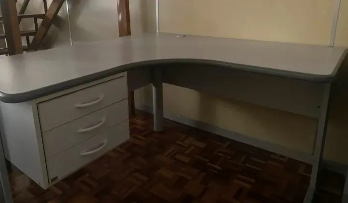 Mesas e gaveteiros diversos para escritório *ENTRE EM CONTATO CONOSCO PARA VALORES!
