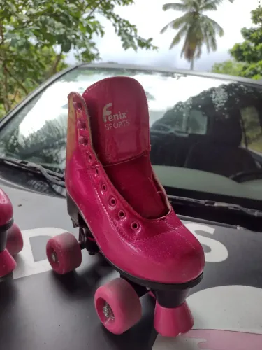 Patins da marca Roller skate rosa Barbie com glitter 