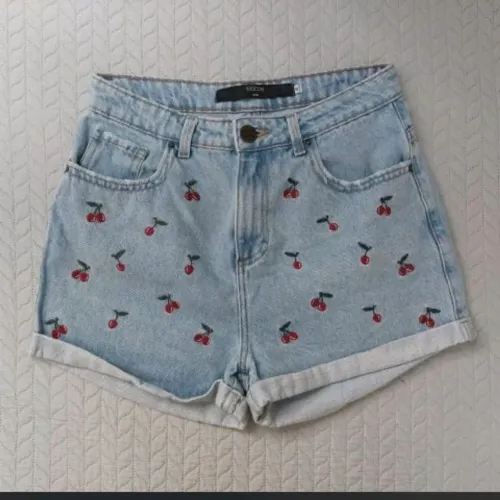 short jeans cereja 