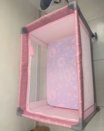 Berço portátil rosa com colchão