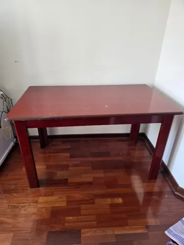 Mesa de sala de jantar (ótima madeira)