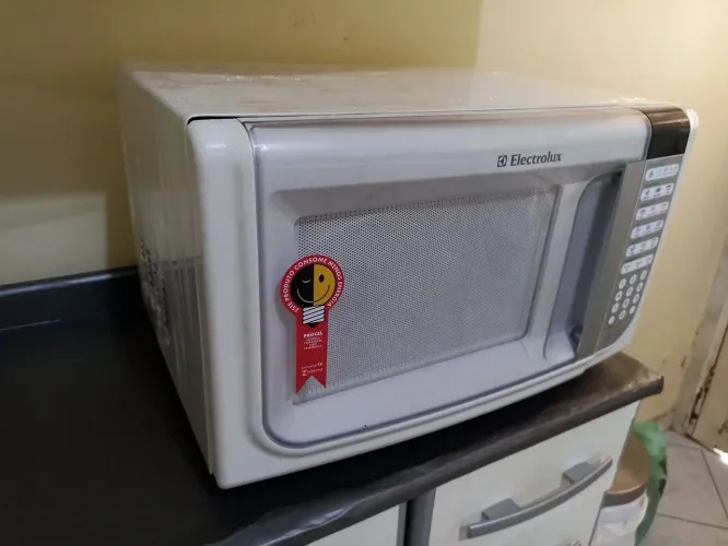 Microondas Electrolux 31L Grande conservado