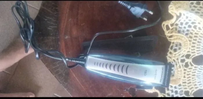 Vendo máquina de cortar cabelo mundial todos acessórios entrgo
