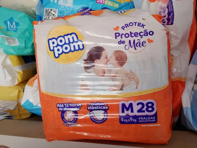 Fralda descartável infantil, marca Pompom, tamanho M, tenho o total de 516 tiras .
