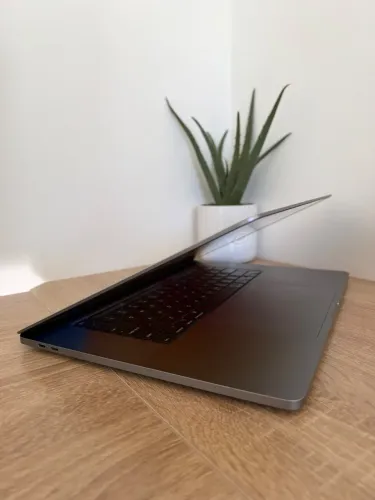 MacBook Pro 16 i7 32GB 1TB Radeon Pro 5500M 8GB