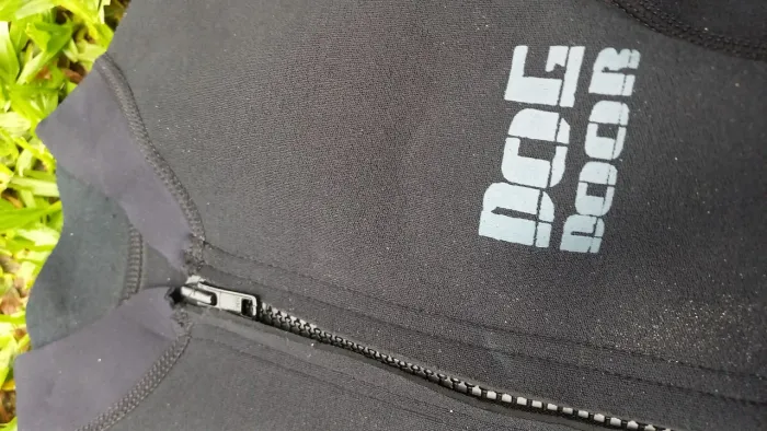 Mais de neoprene, surf e natação.