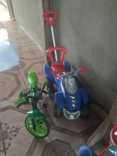 Carrinho e bicicleta 