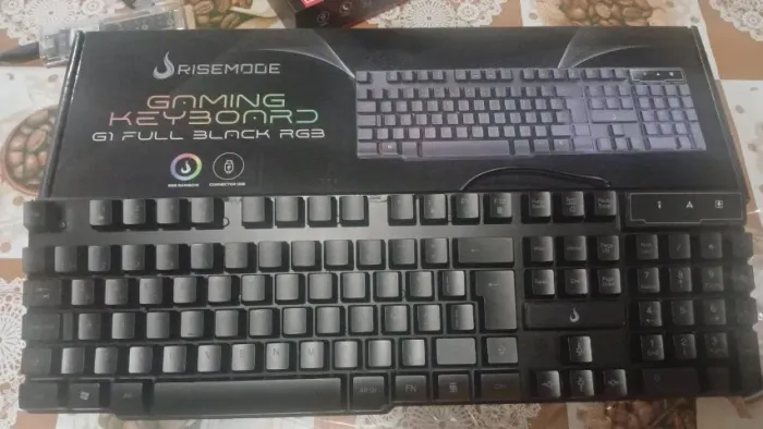 Teclado Rise Mode Preto semi mecânico RGB, novo lacrado na caixa.