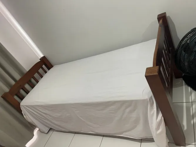 Vende-se cama de solteiro e colchão