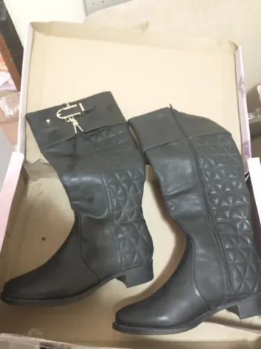 Bota cano longo, preta, usada uma única vez.