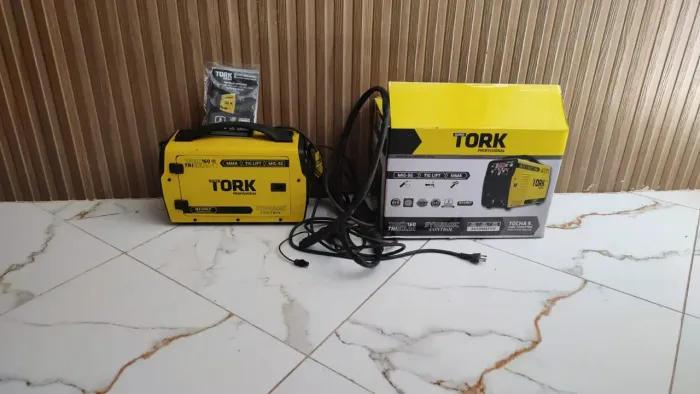 Vendo máquina de solda com um inversor 3 em 1 da marca Tork, ela possui MIG+TIG+MMA