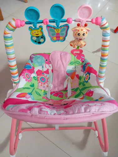 Cadeirinha de balanço e andador para menina
