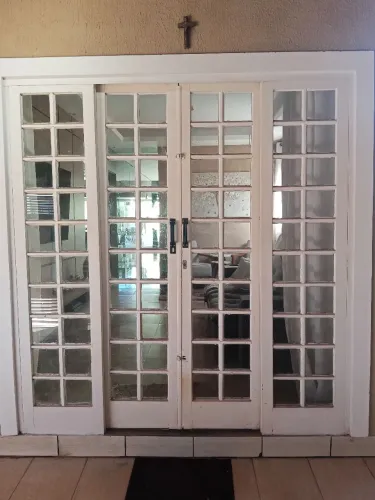 Vendo porta 4 folhas e 3 janelas com vidros