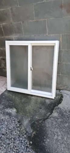 Janela de alumínio branco