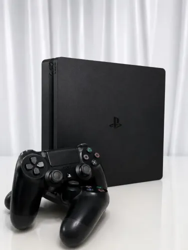 PlayStation 4 Slim 500GB + 2 Controles - Excelente Estado ( ACOMPANHA JOGOS )