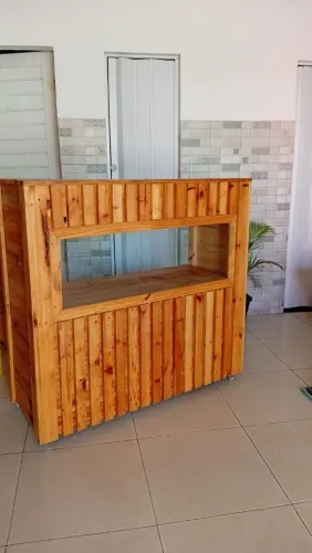 Balcão Expositor de Madeira com vidro