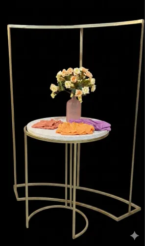 Conjunto Expositor de Roupas Dourado (Arara + Mesa) - Impecável