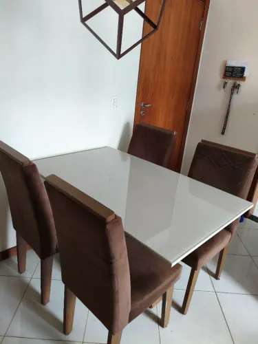 Mesa e quatro cadeiras