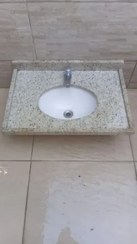 Bancada em granito 65x45 com cuba e torneira em ótimo estado!
