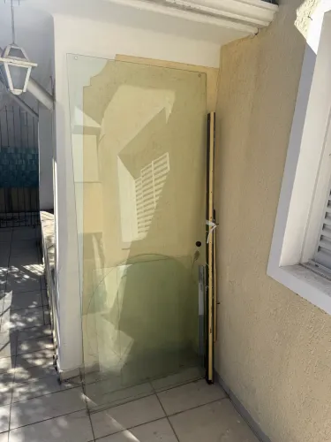 Porta de vidro com esquadrilha nova