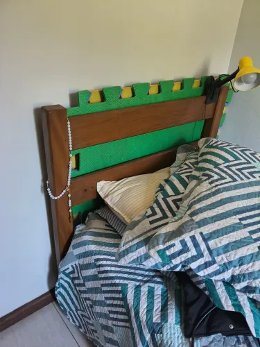 Vendo cama de solteiro em madeira maciça com cama auxiliar e colchões D33 e D28