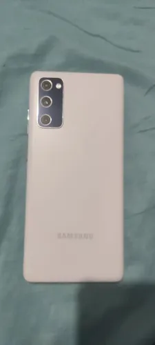Samsung s20fe todo original sol tenho o carregador funcionando perfeitamente tudo.
