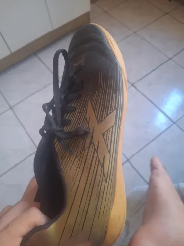 Chuteira futsal OXN - preta com dourado