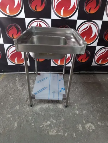 Tanque industrial todo. O aço inox com espelhos frontal e laterais usada no estado de nova