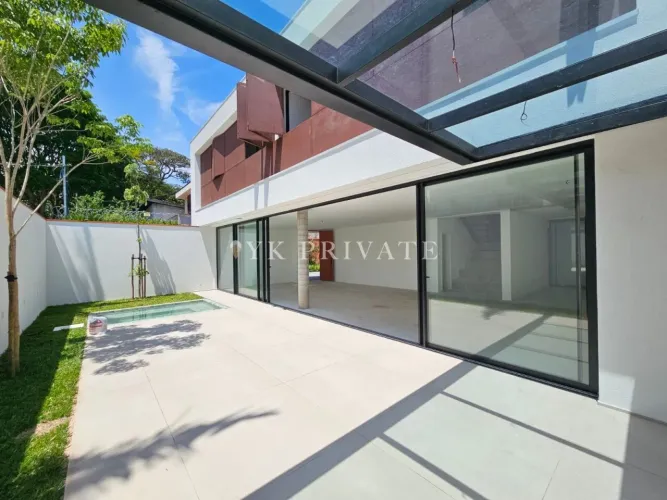 Residência Suspensa de Altíssimo Padrão: Luxo Moderno e Exclusividade em condomínios fecha